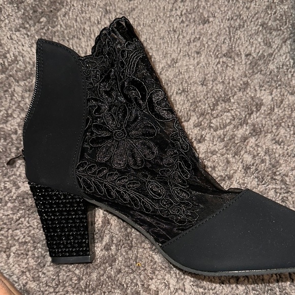 Black Lace-Up Ankle Booties with Minimalist Design - Picture 4 of 6